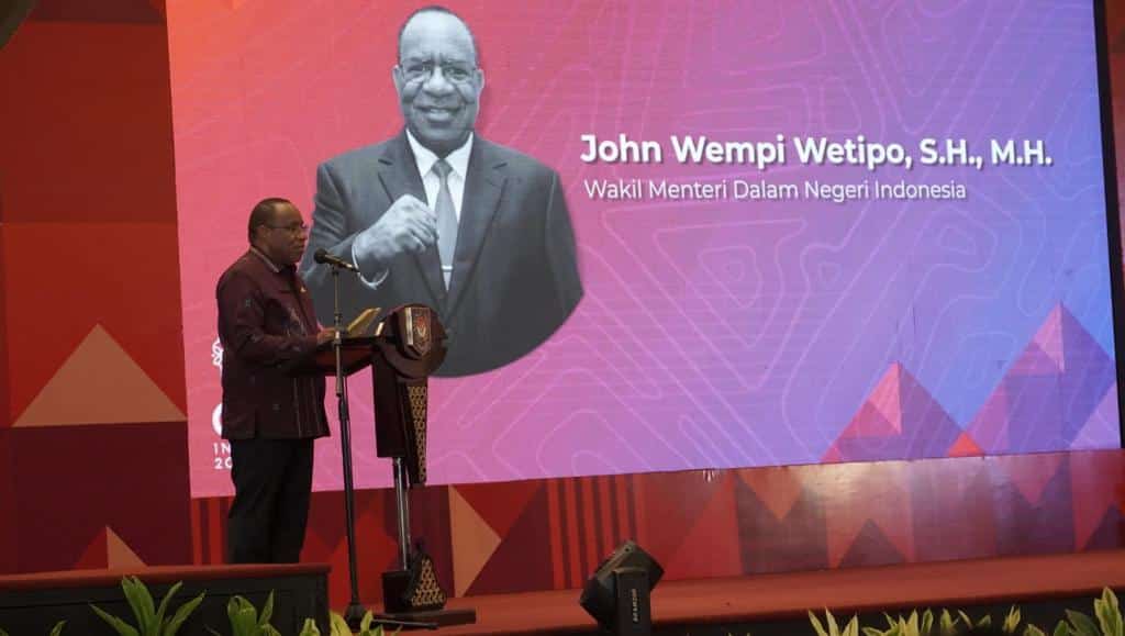 Wakil Menteri Dalam Negeri (Wamendagri), John  Wempi Wetipodan memberikan paparan pada Rapat Nasional (Rakornas) Koordinasi Kebijakan Toponimi dan Batas Daerah Tahun 2022, di Hotel Grand Horison Serpong Tangerang Banten. Kamis (10/11/2022). (Foto: Ishaq)