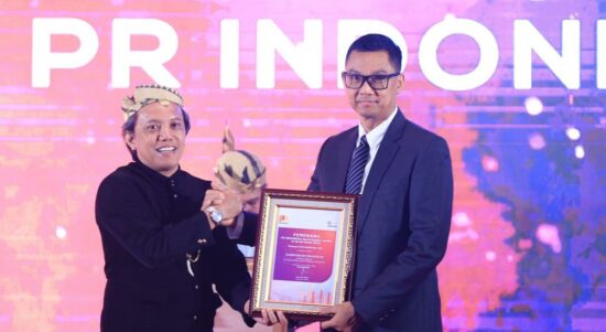 Direktur Utama PT PLN (Persero), Darmawan Prasodjo menerima penghargaan sebagai pemimpin terpopuler di sosial media versi kategori pemimpin/CEO Subkategori BUMN non TBK oleh Jambore PR Indonesia (Jampiro) 2022. (Foto: Istimewa)
