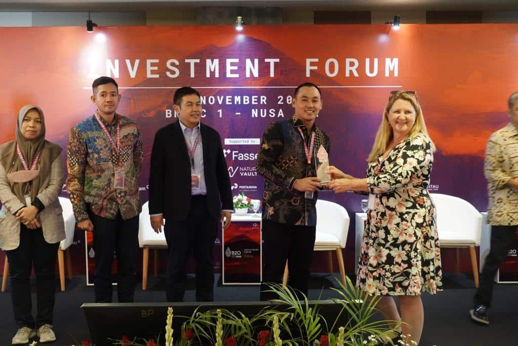 Wakil Bupati Kapuas Hulu, Wahyudi Hidayat berfoto bersama pada Event Investment Forum 2022. (Foto: Ishaq)
