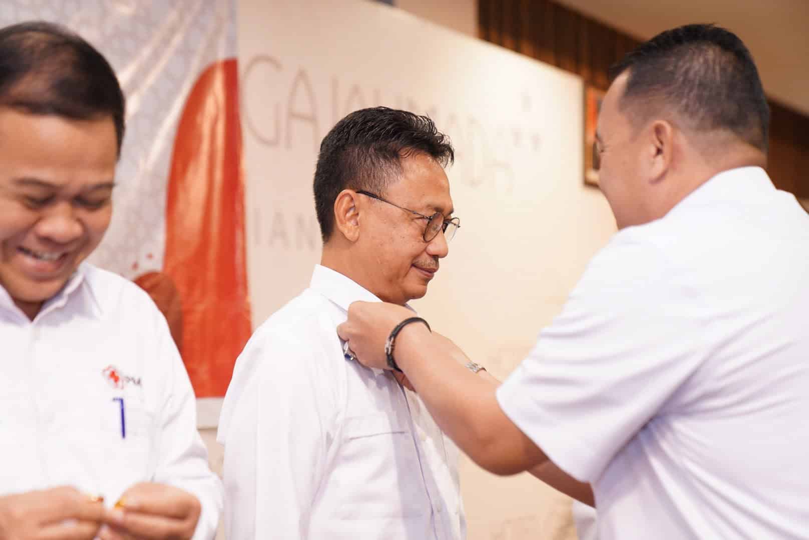 Pemasangan pin kepada Ketua PMI Kota Pontianak 2022-2027, Edi Rusdi Kamtono. (Foto: Prokopim For KalbarOnline.com)