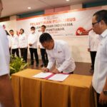Edi Rusdi Kamtono menandatangani berita acara pelantikan Pengurus PMI Kota Pontianak 2022-2027. (Foto: Prokopim For KalbarOnline.com)