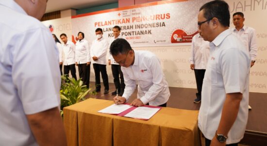 Edi Rusdi Kamtono menandatangani berita acara pelantikan Pengurus PMI Kota Pontianak 2022-2027. (Foto: Prokopim For KalbarOnline.com)