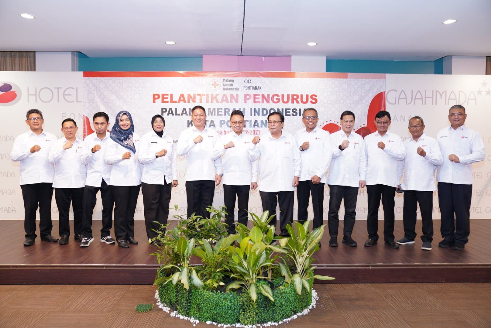 Foto bersama para Pengurus PMI Kota Pontianak 2022-2027. (Foto: Prokopim For KalbarOnline.com)
