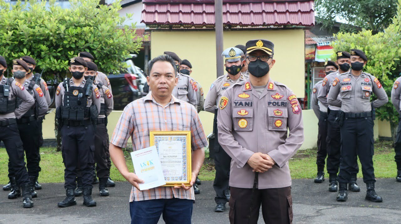 Gunawan (37 tahun) berfoto bersama usai menerima penghargaan dari Kapolres Ketapang, AKBP Yani Permana, Senin (14/11/2022). (Foto: Adi LC)
