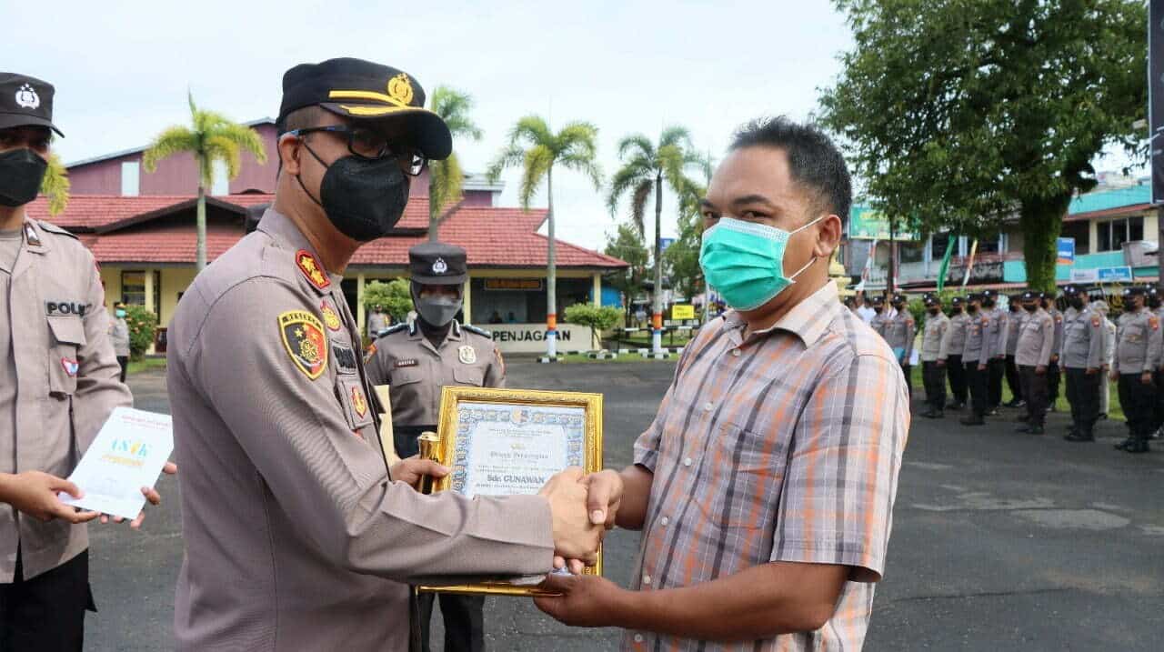 Gunawan (37 tahun) saat menerima penghargaan dari Kapolres Ketapang, AKBP Yani Permana, Senin (14/11/2022). (Foto: Adi LC)