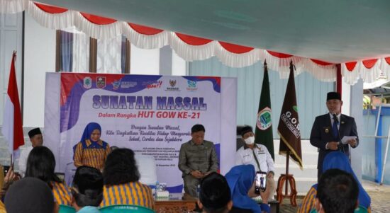 Wakil Bupati Kapuas Hulu, Wahyudi Hidayat membuka kegiatan sunatan massal dalam rangka menyemarakkan Hari Ulang Tahun (HUT) Gabungan Organisasi Wanita (GOW) ke-21, Senin (14/11/2022). (Foto: Ishaq)