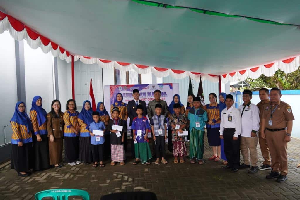 Wakil Bupati Kapuas Hulu, Wahyudi Hidayat berfoto bersama peserta kegiatan sunatan massal dalam rangka menyemarakkan Hari Ulang Tahun (HUT) Gabungan Organisasi Wanita (GOW) ke-21, Senin (14/11/2022). (Foto: Ishaq)