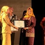 Kepala Disdikbud Provinsi Kalbar, Rita Hastarita menyerahkan penghargaan kepada 6 pegiat atau pelaku seni dan budaya serta 2 pelestari cagar budaya. (Foto: Jauhari)