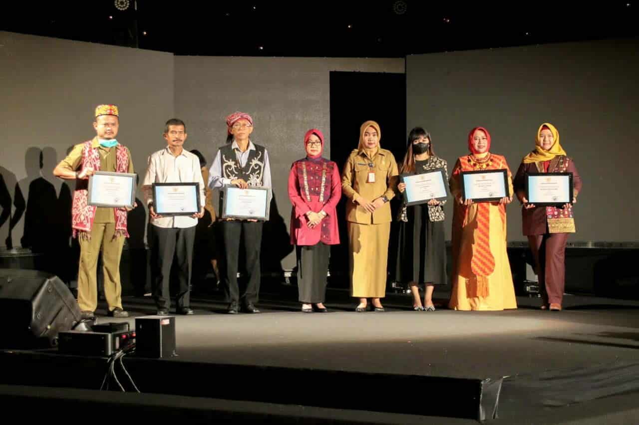 Kepala Disdikbud Provinsi Kalbar, Rita Hastarita berfoto bersama usai menyerahkan penghargaan kepada 6 pegiat atau pelaku seni dan budaya serta 2 pelestari cagar budaya. (Foto: Jauhari)