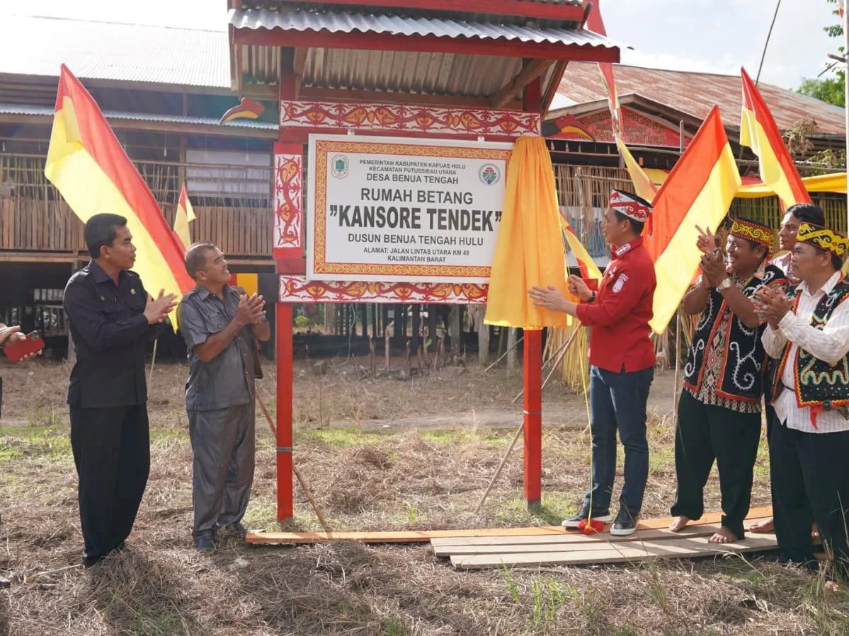 Prosesi peresmian Rumah Betang Sao Langke Kansore Tendek, di Dusun Benua Tengah Hulu, Desa Benua Tengah, Kecamatan Putussibau Utara, Ahad (13/11/2022). (Foto: Ishaq)