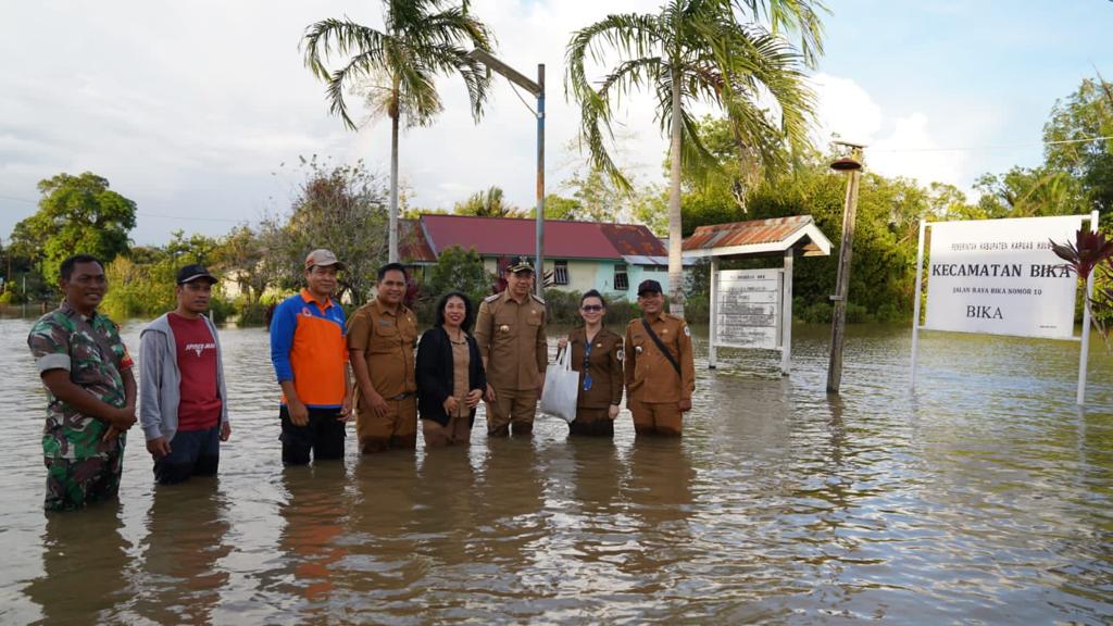 Bupati Kapuas Hulu, Fransiskus Diaan foto bersama di sela-sela meninjau lokasi banjir di wilayah pesisiran Sungai Kapuas. (Foto: Ishaq)