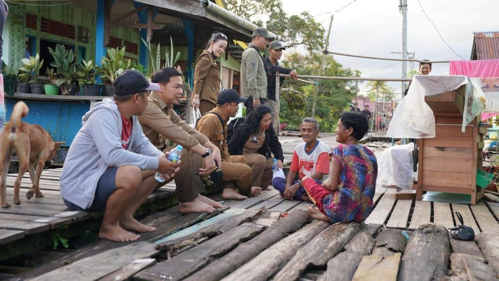 Bupati Kapuas Hulu, Fransiskus Diaan berbincang bersama warga terdampak banjir di pesisiran Sungai Kapuas. (Foto: Ishaq)