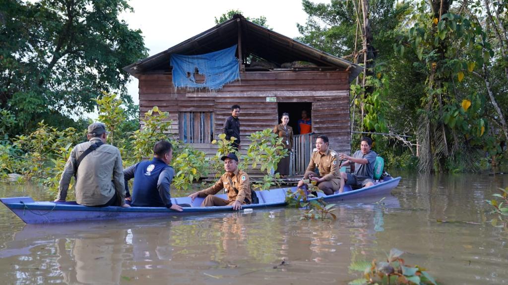 Menggunakan sampan, Bupati Kapuas Hulu, Fransiskus Diaan meninju sejumlah wilayah banjir di pesisiran Sungai Kapuas. (Foto: Ishaq)