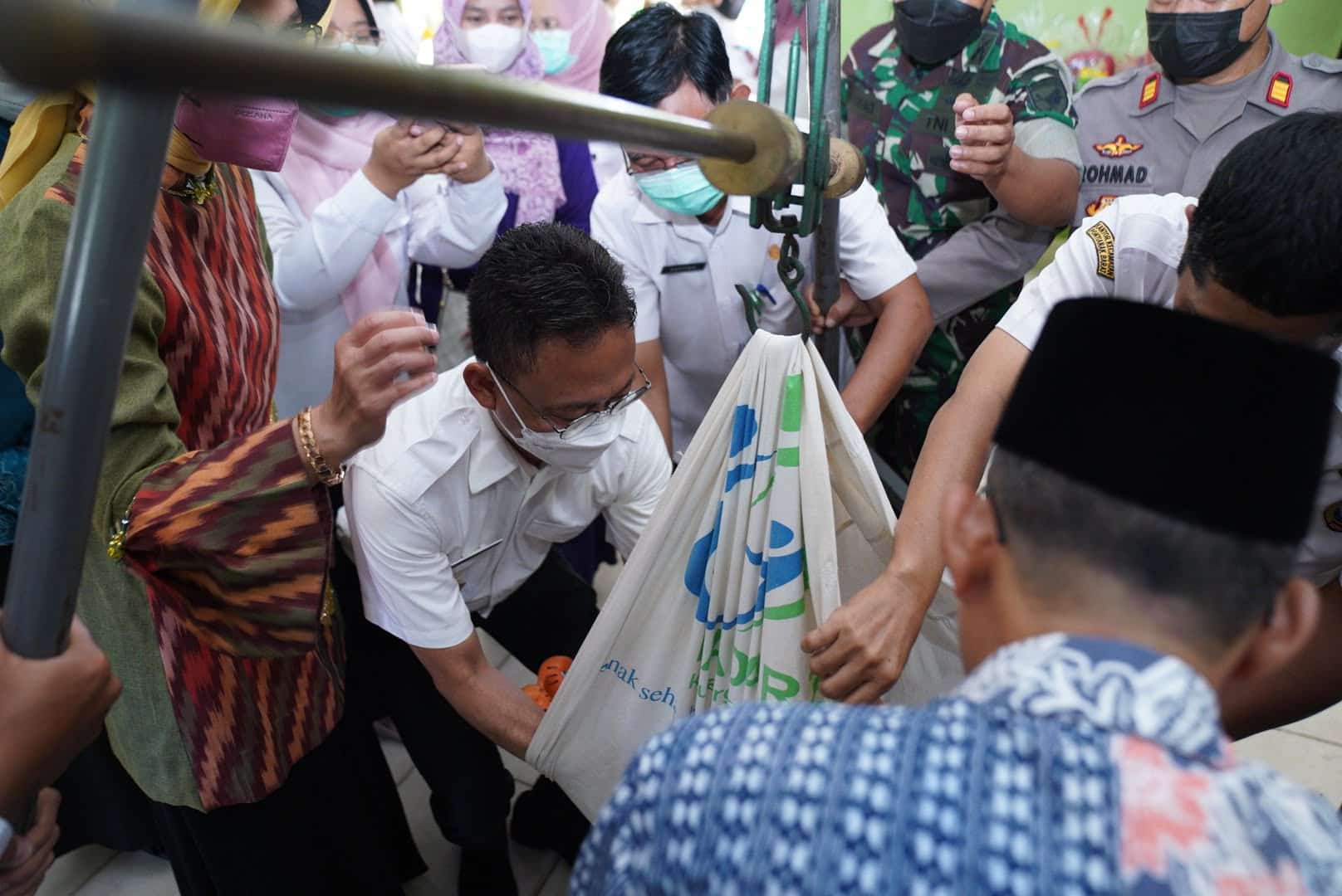 Wali Kota Pontianak, Edi Rusdi Kamtono melakukan penimbangan secara simbolis yang menandai diluncurkannya Gebyar Penimbangan Massal se-Kecamatan Pontianak Barat. (Foto: Prokopim For KalbarOnline.com)
