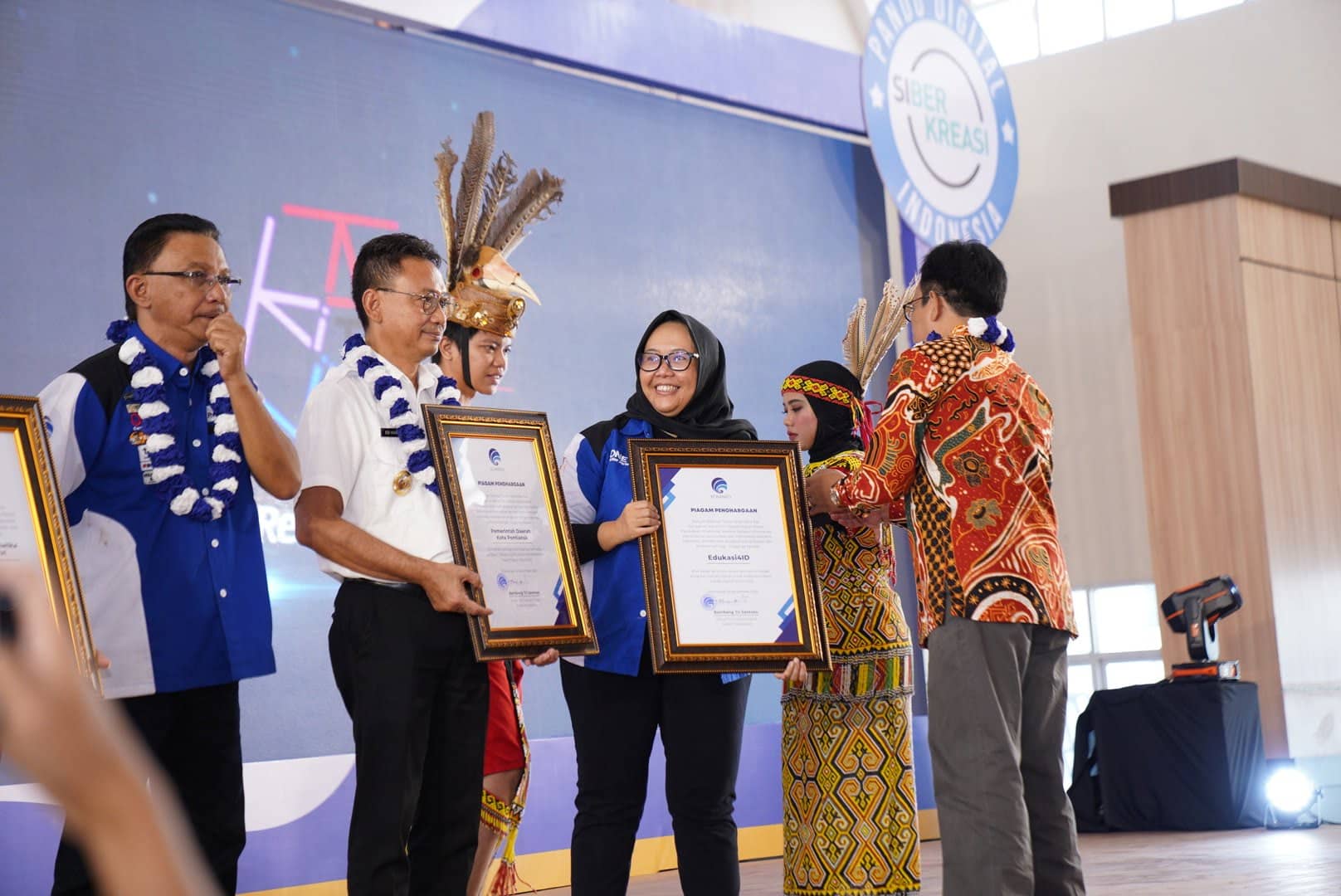 Wali Kota Pontianak, Edi Rusdi Kamtono menerima piagam penghargaan atas peran serta dan dukungannya terhadap Program Literasi Digital untuk Indonesia makin Cakap Digital Tahun 2022. (Foto: Prokopim For KalbarOnline.com)