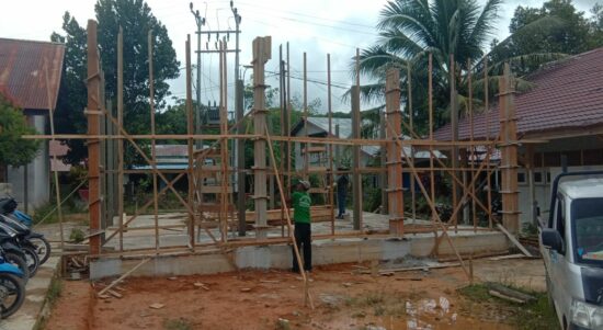Proses pembangunan salah satu fasilitas gedung SMAN 1 Kecamatan Sayan, Kabupaten Melawi. (Foto: Bahrum Sirait)
