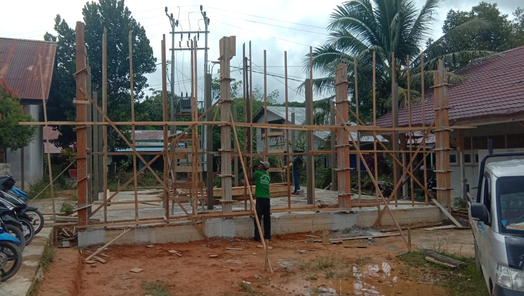 Proses pembangunan salah satu fasilitas gedung SMAN 1 Kecamatan Sayan, Kabupaten Melawi. (Foto: Bahrum Sirait)