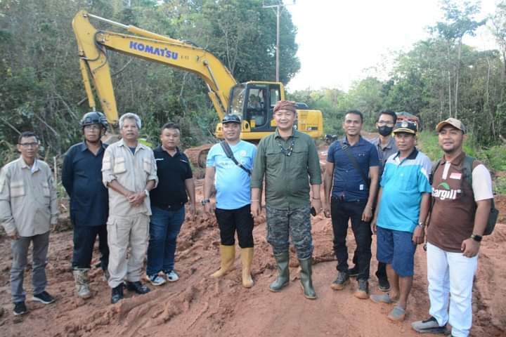 Sekda Ketapang, Alexander Wilyo bersama rombongan meninjau sejumlah ruas Jalan Tumbang Titi - Tanjung yang rusak parah, Rabu (16/11/2022). (Foto: Adi LC)