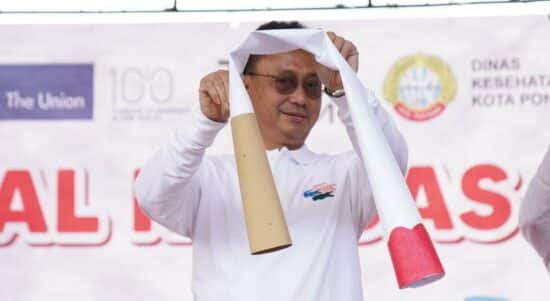 Wali Kota Pontianak, Edi Rusdi Kamtono mematahkan secara simbolis replika rokok sebagai bentuk kampanye wujudkan Pontianak bebas dari asap rokok. (Foto: Prokopim For KalbarOnline.com)