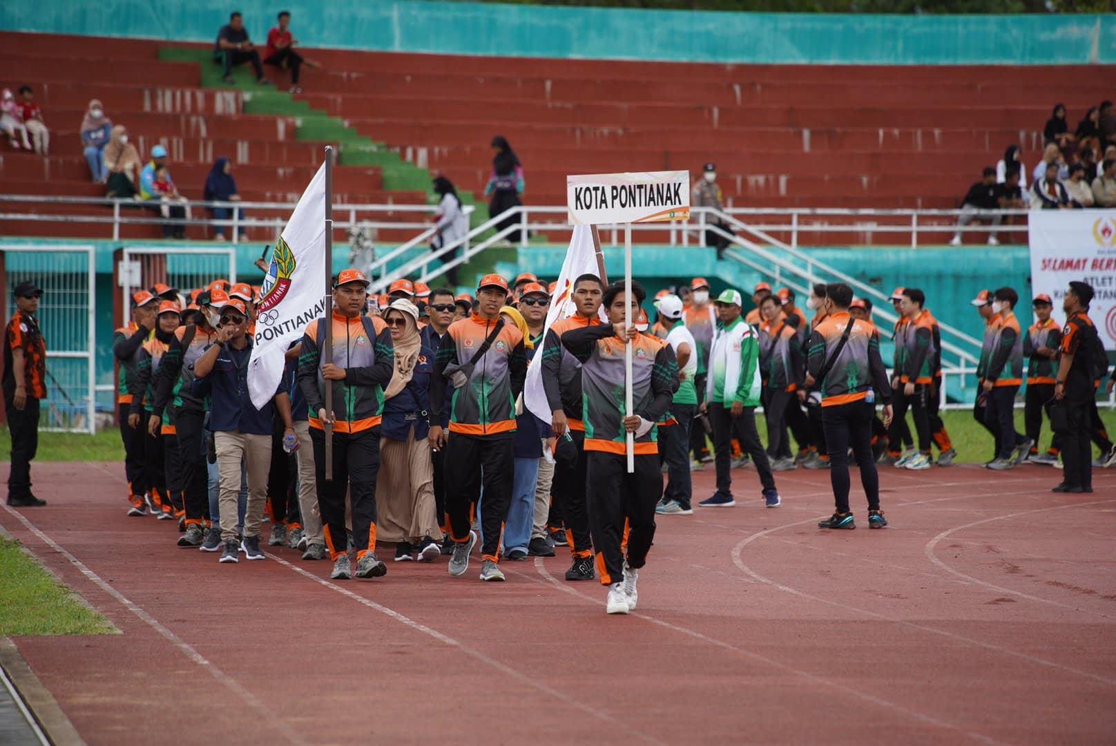 Kontingen Kota Pontianak yang tengah berparade saat Opening Ceremony Porprov XIII Kalbar di Stadion SSA. (Foto: Prokopim For KalbarOnline.com)