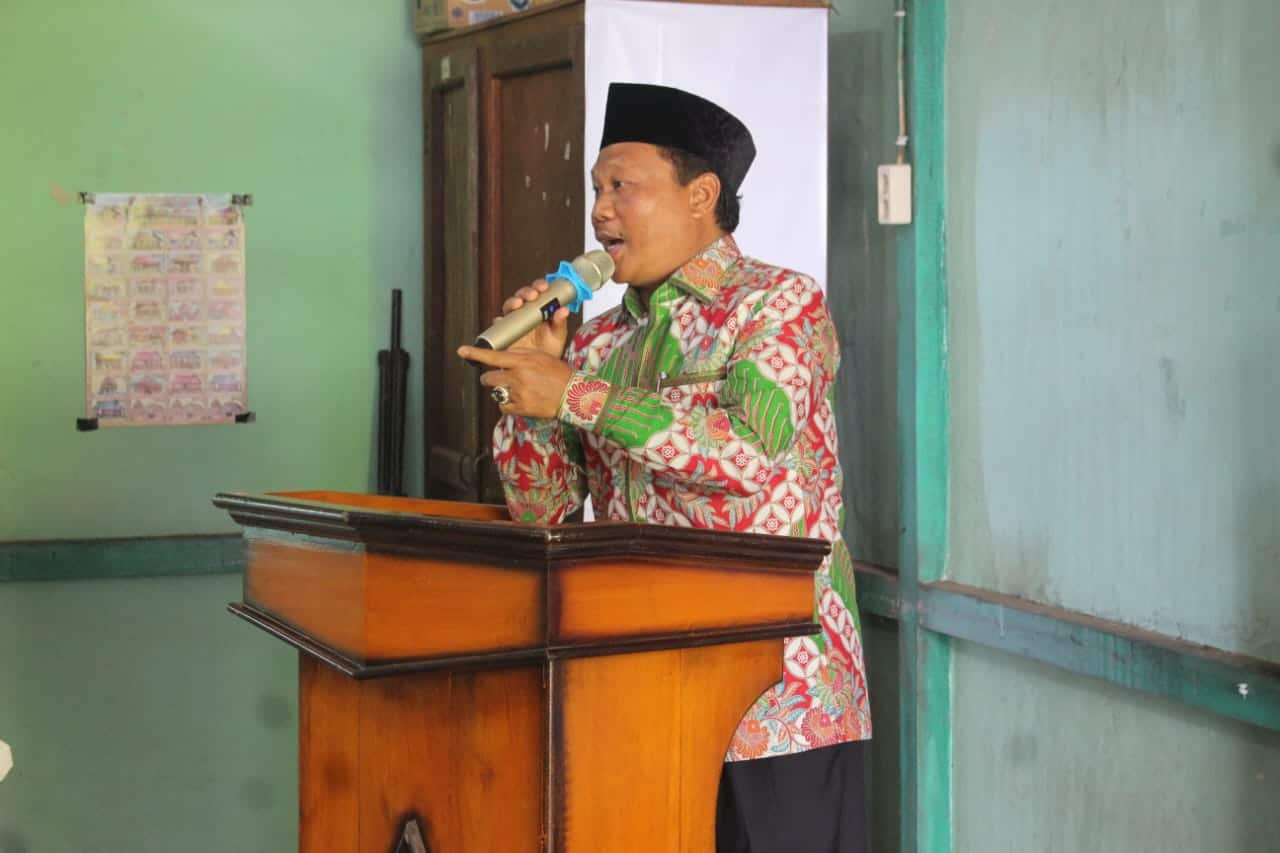 Sekda Kapuas Hulu, Mohd Zaini memberikan kata sambutan pada acara penutupan perlombaan menggambar tingkat SD/MI yang diadakan oleh lintas organisasi pemuda Kapuas Hulu, Minggu (20/11/2022). (Foto: Ishaq)