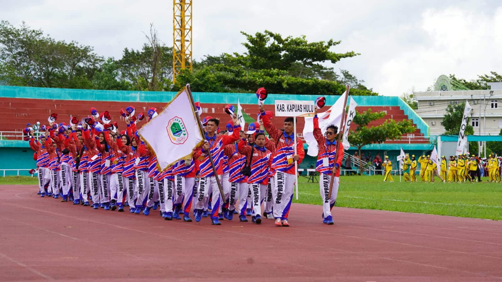 Kontingen Kapuas Hulu berparade di Opening Ceremony Porprov XIII Kalbar di Stadion SSA. (Ishaq)