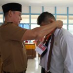 Wakil Bupati Kapuas Hulu, Wahyudi Hidayat secara simbolis mengalungkan tanda peserta latsar CPNS formasi umum tahun 2021 golongan II gelombang III angkatan 47 di lingkup Pemkab Kapuas Hulu. (Foto: Ishaq)