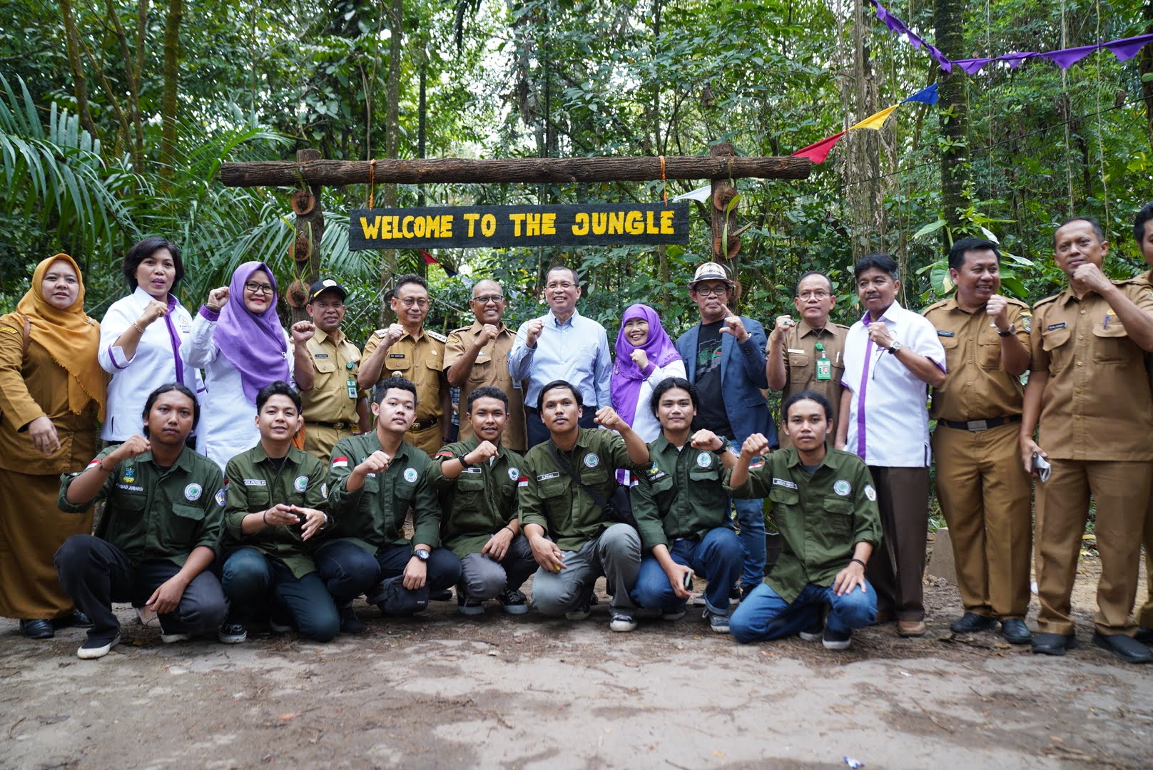 Wali Kota Pontianak, Edi Rusdi Kamtono berfoto bersama para mahasiswa Untan di Hutan Arboretum Sylva Untan. (Foto: Prokopim For KalbarOnline.com)