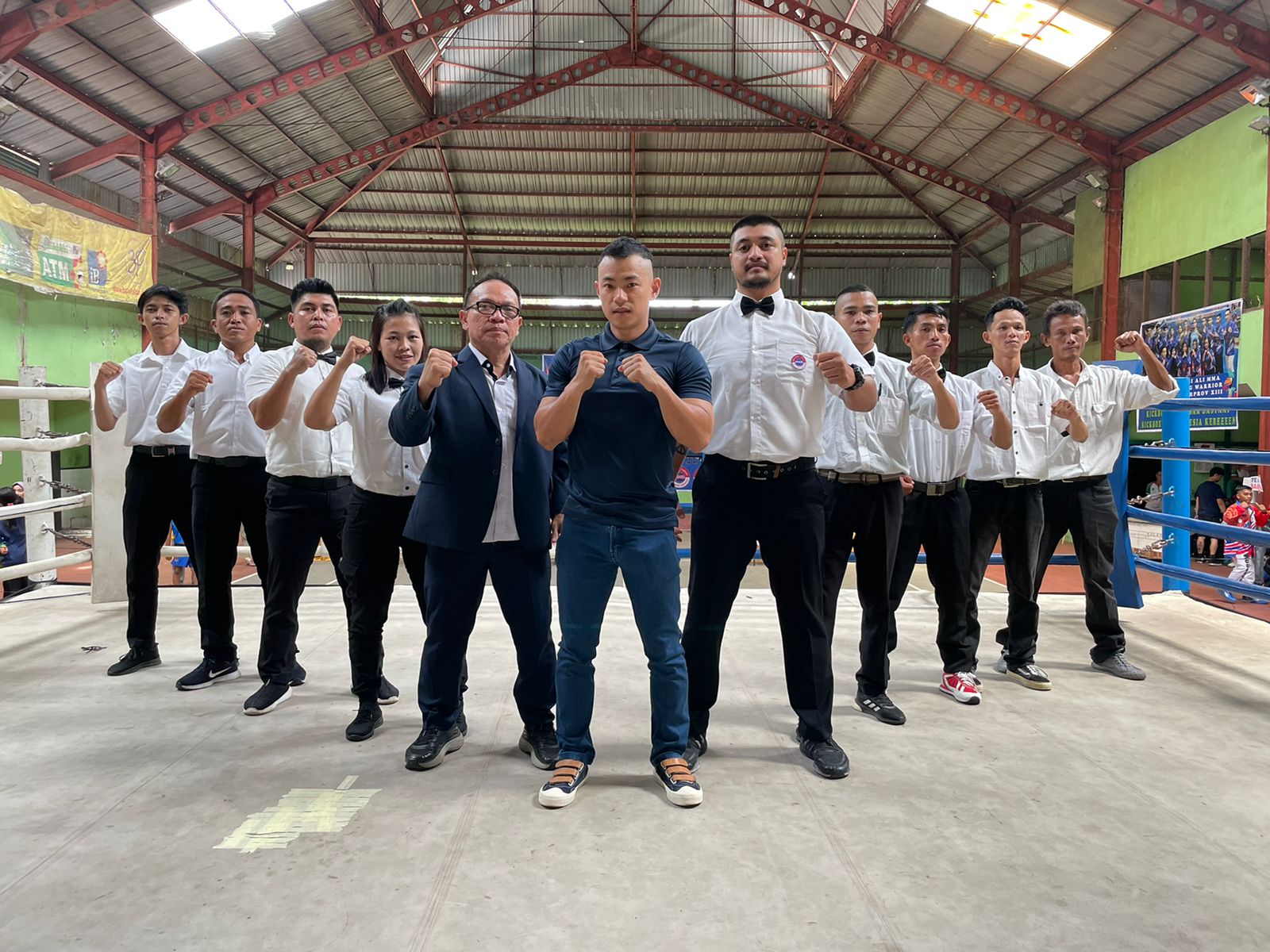 Foto bersama juri dan wasit pertandingan cabor kick boxing Porprov XIII Kalbar 2022. (Foto: Ishaq)