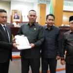 Wali Kota Pontianak, Edi Rusdi Kamtono menyerahkan usulan empat raperda kepada Ketua DPRD Kota Pontianak, Satarudin. (Foto: Prokopim For KalbarOnline.com)