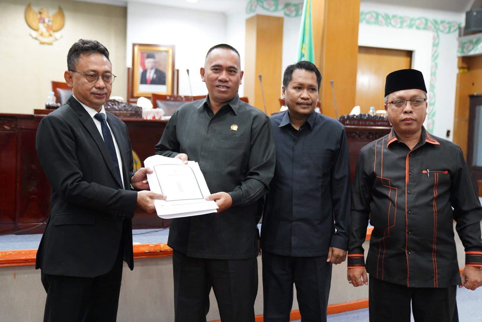 Wali Kota Pontianak, Edi Rusdi Kamtono menyerahkan usulan empat raperda kepada Ketua DPRD Kota Pontianak, Satarudin. (Foto: Prokopim For KalbarOnline.com)