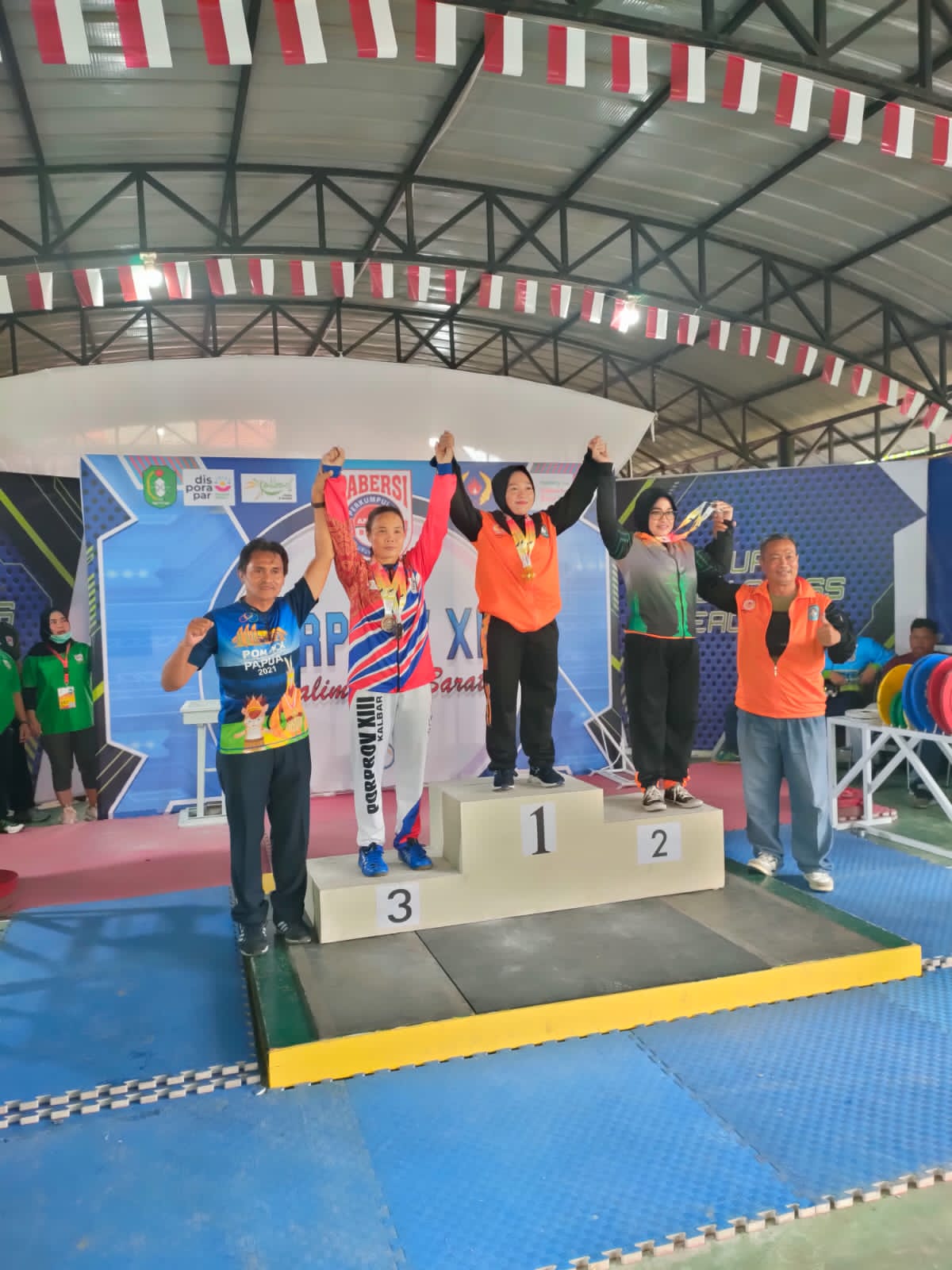 Dua medali perunggu dipersembahkan atlet angkat berat Kapuas Hulu atas nama Mita, di kelas angkatan ke 57 kilogram. (Foto: Ishaq)