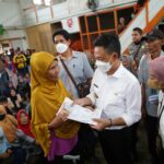 Wali Kota Pontianak, Edi Rusdi Kamtono menyerahkan bantuan dari Kementerian Sosial secara simbolis kepada seorang warga penerima manfaat. (Foto: Prokopim For KalbarOnline.com)