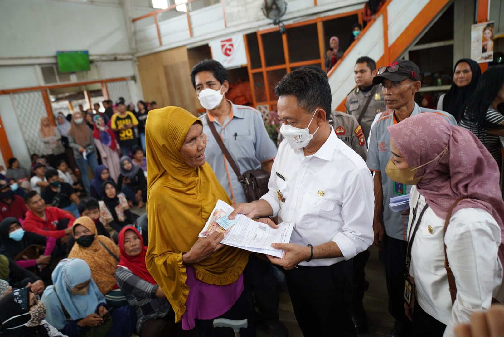 Wali Kota Pontianak, Edi Rusdi Kamtono menyerahkan bantuan dari Kementerian Sosial secara simbolis kepada seorang warga penerima manfaat. (Foto: Prokopim For KalbarOnline.com)