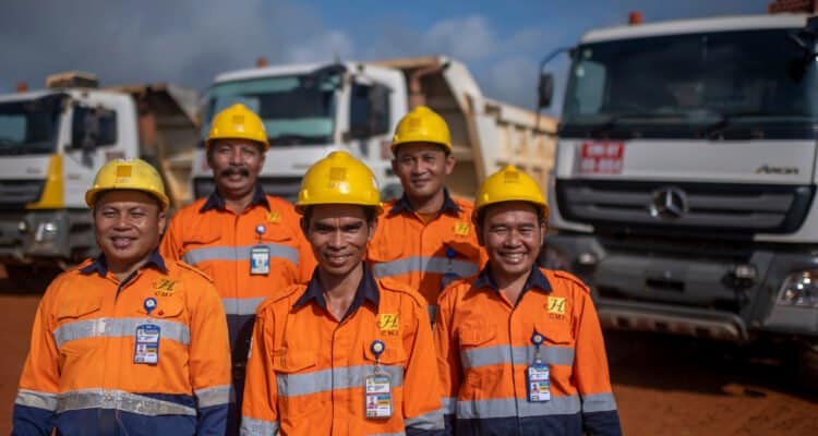 Para pekerja atau karyawan lokal yang bergabung di PT Cita Mineral Investindo Tbk (CMI) Site Sandai. (Foto: Istimewa)