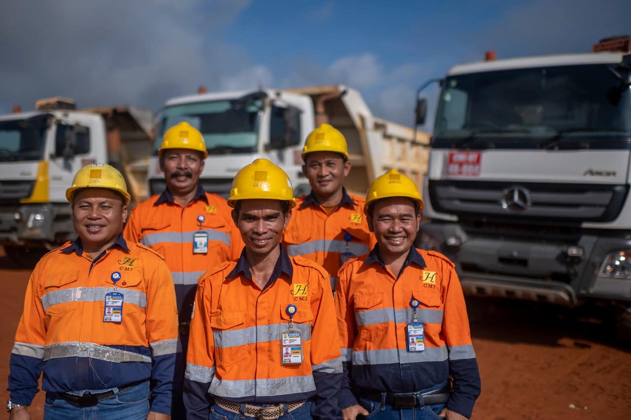 Para pekerja atau karyawan lokal yang bergabung di PT Cita Mineral Investindo Tbk (CMI) Site Sandai. (Foto: Istimewa)