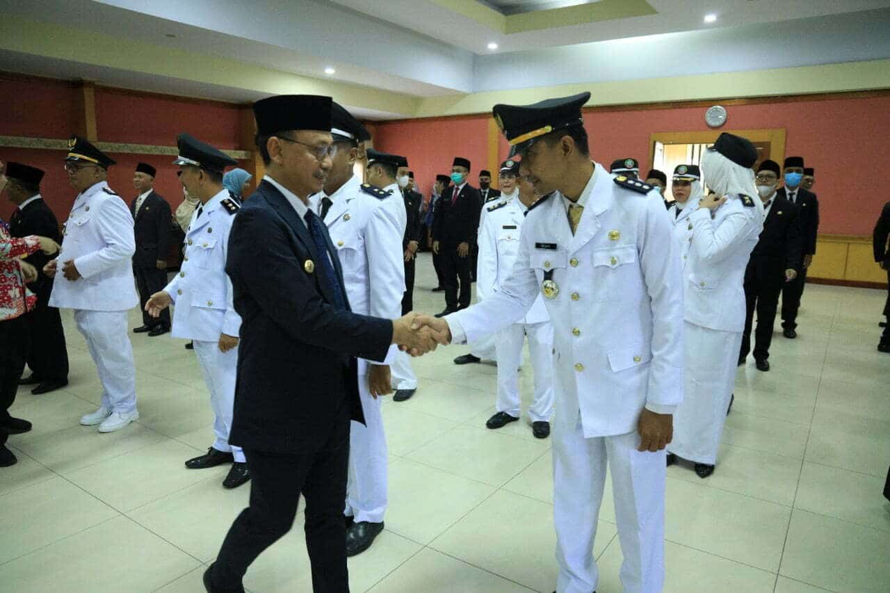 Wali Kota Pontianak Edi Rusdi Kamtono menyalami para pejabat yang dilantik sebagai ucapan selamat. (Foto: Prokopim/Kominfo For KalbarOnline.com)