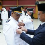 Wali Kota Pontianak Edi Rusdi Kamtono menyematkan pin tanda jabatan kepada Camat Pontianak Tenggara Hermansyah. (Foto: Prokopim/Kominfo For KalbarOnline.com)