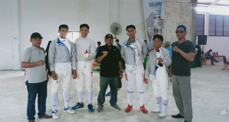 Foto bersama atlet cabag olahraga anggar asal Kabupaten Kapuas Hulu, Cristopher Asrista Liwan. (Foto: Ishaq)