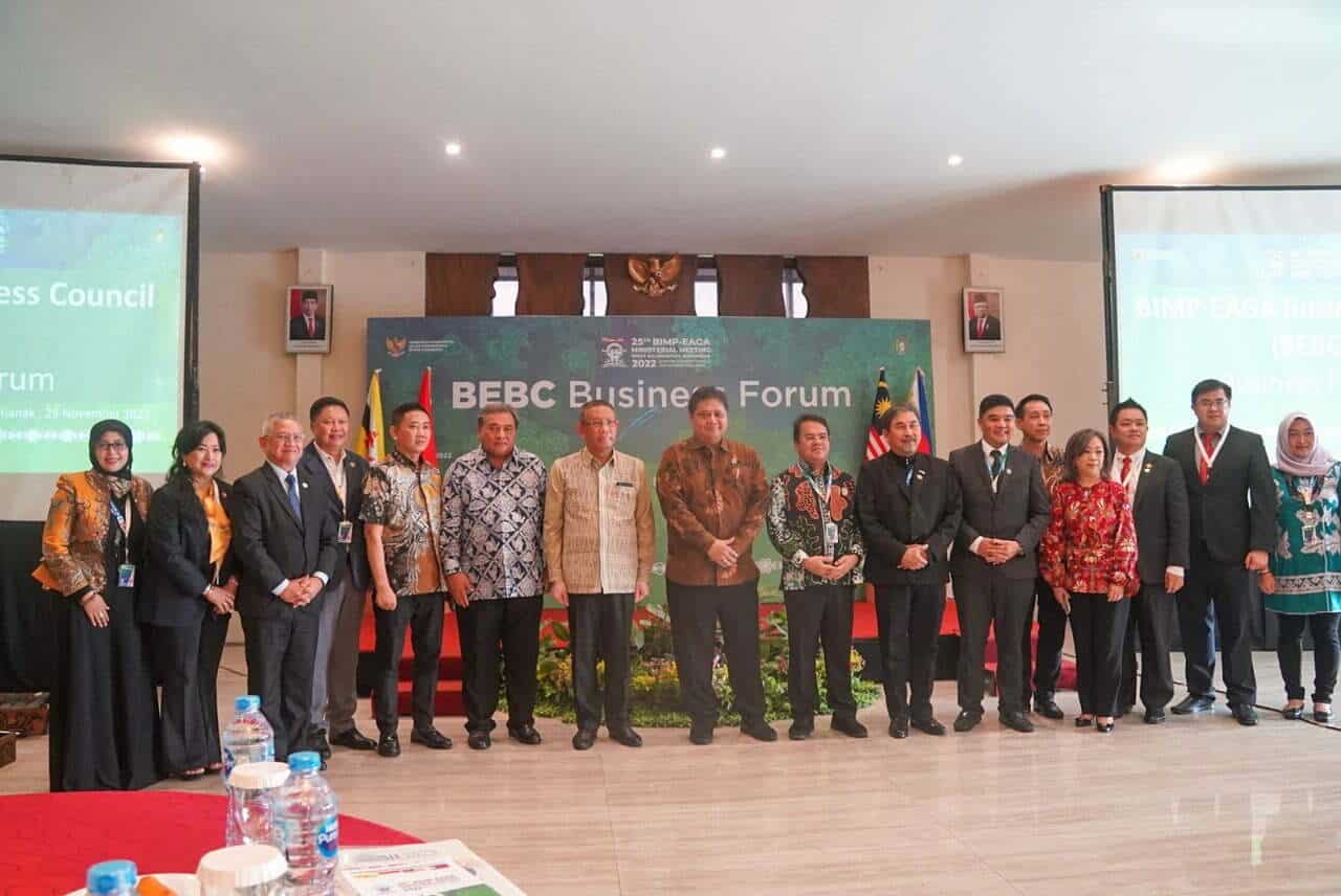Foto bersama dalam acara BIMP-EAGA Business Council (BEBC) Business Forum di Pontianak, Kalimantan Barat, Jumat (25/11/2022). (Foto: Biro Adpim For KalbarOnline.com)