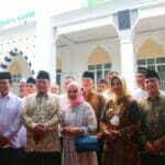 Oesman Sapta Odang (OSO) berfoto bersama pada acara peresmian pembangunan Masjid Al-Hasnah di Desa Punggur Kecil, Kecamatan Sungai Kakap, Kabupaten Kubu Raya, Jumat (25/11/2022). (Foto: Biro Adpim For KalbarOnline.com)
