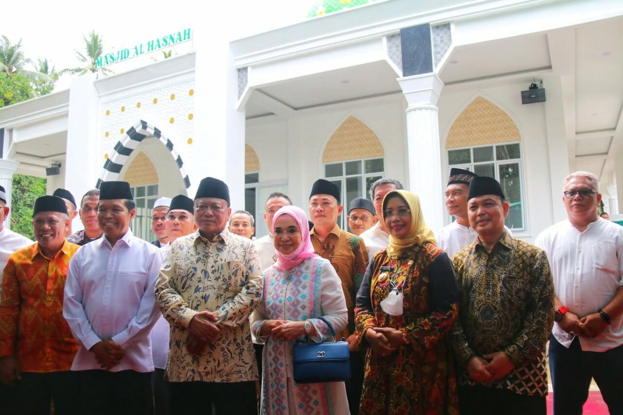 Oesman Sapta Odang (OSO) berfoto bersama pada acara peresmian pembangunan Masjid Al-Hasnah di Desa Punggur Kecil, Kecamatan Sungai Kakap, Kabupaten Kubu Raya, Jumat (25/11/2022). (Foto: Biro Adpim For KalbarOnline.com)