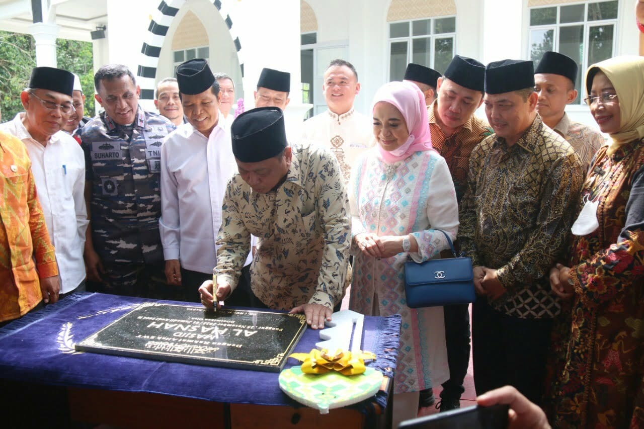 Oesman Sapta Odang (OSO) menandatangani prasasti pembangunan Masjid Al-Hasnah di Desa Punggur Kecil, Kecamatan Sungai Kakap, Kabupaten Kubu Raya, Jumat (25/11/2022). (Foto: Biro Adpim For KalbarOnline.com)