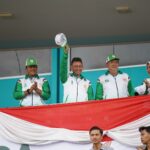 Wali Kota Pontianak, Edi Rusdi Kamtono saat melambaikan tangan kepada para kontingen Kota Pontianak. (Prokopim For KalbarOnline.com)