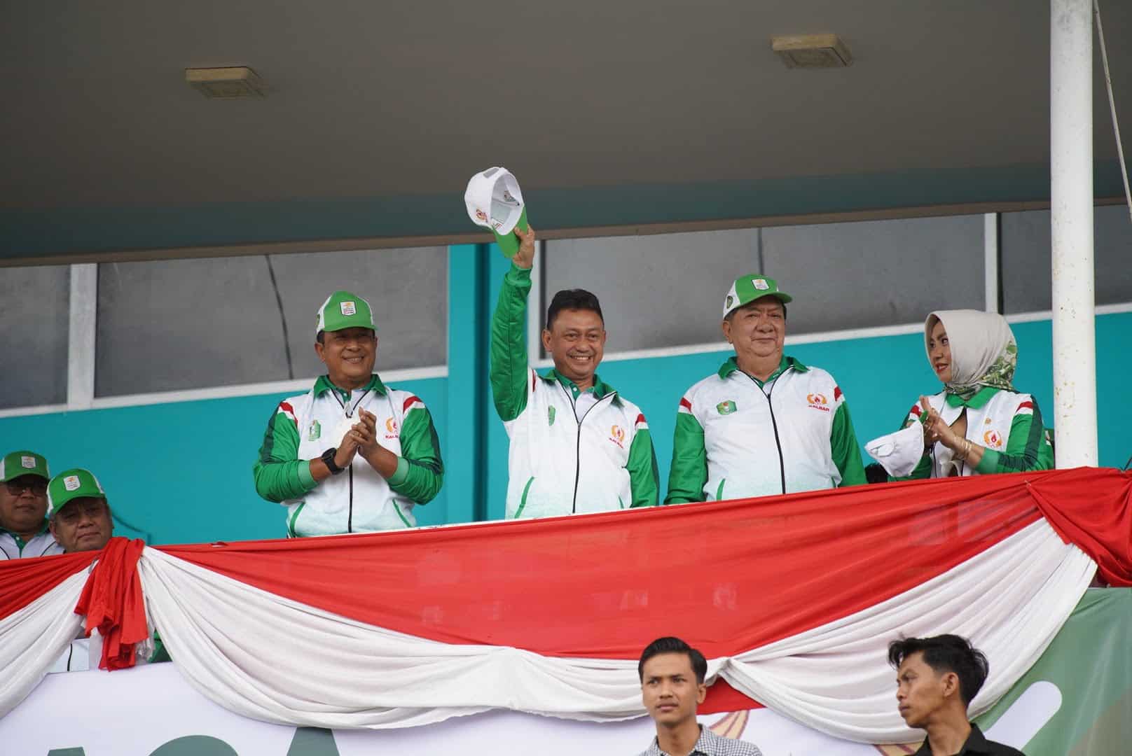 Wali Kota Pontianak, Edi Rusdi Kamtono saat melambaikan tangan kepada para kontingen Kota Pontianak. (Prokopim For KalbarOnline.com)