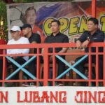 Bupati Kapuas Hulu, Fransiskus Diaan menghadiri penutupan Open Tournament Sepak Bola Sejiham Cup Tahun 2022, di Lapangan Lubang Jinggang Sejiram. (Foto: Ishaq)