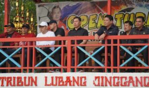 Bupati Kapuas Hulu, Fransiskus Diaan menghadiri penutupan Open Tournament Sepak Bola Sejiham Cup Tahun 2022, di Lapangan Lubang Jinggang Sejiram. (Foto: Ishaq)