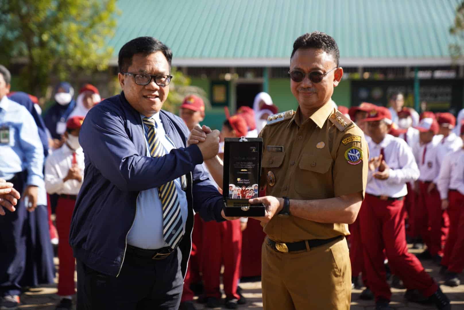 Wali Kota Pontianak, Edi Rusdi Kamtono menerima plakat dari Kemenkeu. (Foto: Prokopim For KalbarOnline.com)