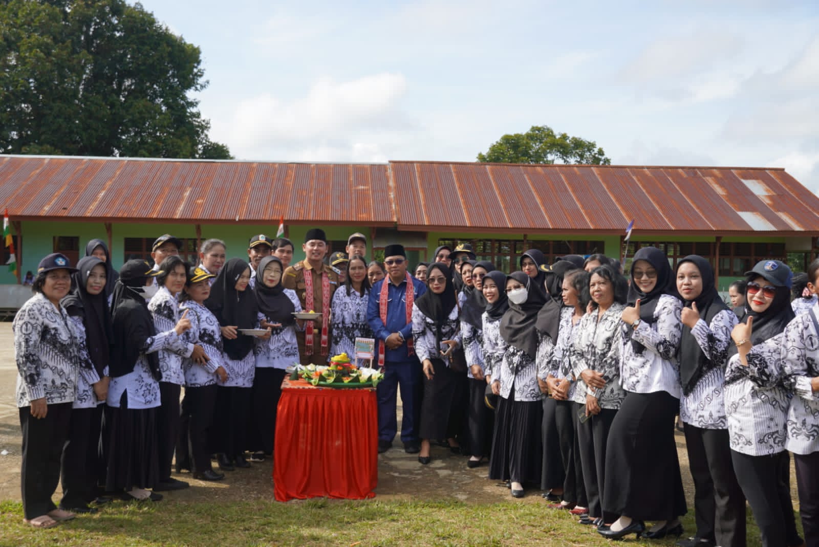 Wakil Bupati Kapuas Hulu, Wahyudi Hidayat berfoto bersama di sela-sela upacara peringatan HUT PGRI ke-77 dan Hari Guru Nasional Tahun 2022. (Foto: Ishaq)