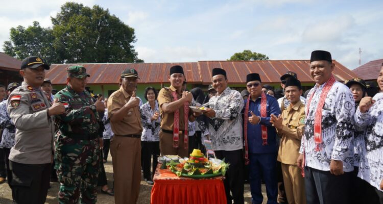 Wakil Bupati Kapuas Hulu, Wahyudi Hidayat berfoto bersama di sela-sela upacara peringatan HUT PGRI ke-77 dan Hari Guru Nasional Tahun 2022. (Foto: Ishaq)